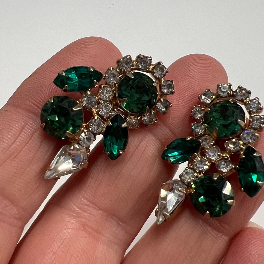Vintage Hattie Carnegie Green Faceted Clip Earrings - Picture 5 of 8